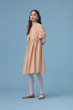 將圖片載入圖庫檢視器 品牌經典 Apricot Dress 杏桃色 / 有如夏天第一口杏桃般的青澀 蝴蝶結綁帶澎袖洋裝