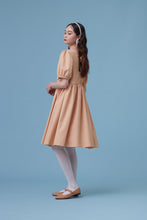 將圖片載入圖庫檢視器 品牌經典 Apricot Dress 杏桃色 / 有如夏天第一口杏桃般的青澀 蝴蝶結綁帶澎袖洋裝
