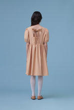 將圖片載入圖庫檢視器 品牌經典 Apricot Dress 杏桃色 / 有如夏天第一口杏桃般的青澀 蝴蝶結綁帶澎袖洋裝