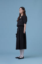 將圖片載入圖庫檢視器 Kim Skirt / Kim 是個骨感有笑眼的女生 光澤垂墜感綁帶長裙 白黑二色