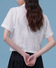 將圖片載入圖庫檢視器 Lara Top / Lara 是個比利時女孩短版細節襯衫 白色蕾絲