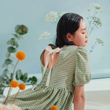 將圖片載入圖庫檢視器 品牌經典 Apricot Dress 綠格色 / 有如夏天第一口杏桃般的青澀 蝴蝶結綁帶澎袖洋裝