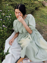 將圖片載入圖庫檢視器 品牌經典 Apricot Dress 綠格色 / 有如夏天第一口杏桃般的青澀 蝴蝶結綁帶澎袖洋裝