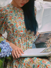將圖片載入圖庫檢視器 品牌經典 Apricot Dress 印花色 / 有如夏天第一口杏桃般的青澀 蝴蝶結綁帶澎袖洋裝