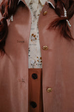 將圖片載入圖庫檢視器 Evelyn Trench Coat 楓紅色古董感風衣
