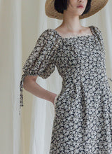 將圖片載入圖庫檢視器 Little Collins Dress 澎袖細帶腰身洋裝 Midi 墨黑盛花