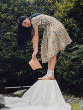 將圖片載入圖庫檢視器 品牌經典 Apricot Dress 印花色 / 有如夏天第一口杏桃般的青澀 蝴蝶結綁帶澎袖洋裝