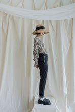 將圖片載入圖庫檢視器 William Vale Trousers 墨黑直紋鈕扣細節 直筒褲 Black Nuit