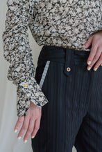 將圖片載入圖庫檢視器 William Vale Trousers 墨黑直紋鈕扣細節 直筒褲 Black Nuit