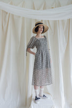將圖片載入圖庫檢視器 Little Collins Dress 澎袖細帶腰身洋裝 Midi 墨黑盛花