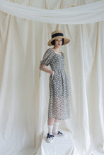 將圖片載入圖庫檢視器 Little Collins Dress 澎袖細帶腰身洋裝 Midi 墨黑盛花