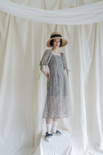 將圖片載入圖庫檢視器 Little Collins Dress 澎袖細帶腰身洋裝 Midi 墨黑盛花