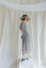 將圖片載入圖庫檢視器 Little Collins Dress 澎袖細帶腰身洋裝 Midi 墨黑盛花