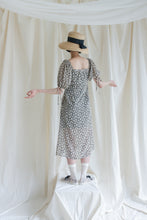 將圖片載入圖庫檢視器 Little Collins Dress 澎袖細帶腰身洋裝 Midi 墨黑盛花