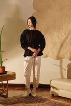 將圖片載入圖庫檢視器 De Nuit Blouse 墨黑緞面花瓣上衣