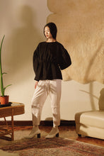將圖片載入圖庫檢視器 De Nuit Blouse 墨黑緞面花瓣上衣