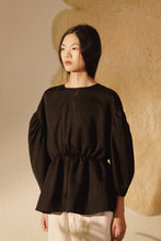 將圖片載入圖庫檢視器 De Nuit Blouse 墨黑緞面花瓣上衣