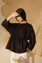 將圖片載入圖庫檢視器 De Nuit Blouse 墨黑緞面花瓣上衣