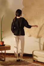 將圖片載入圖庫檢視器 De Nuit Blouse 墨黑緞面花瓣上衣