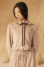將圖片載入圖庫檢視器 Snow Suede Blouse 極細麂皮襯衫霧粉
