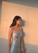 將圖片載入圖庫檢視器 Brooke Slip Dress / Brooke 是個性感的鄰居 光絲緞面質感細肩帶洋裝