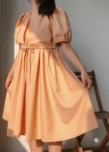 將圖片載入圖庫檢視器 品牌經典 Apricot Dress 杏桃色 / 有如夏天第一口杏桃般的青澀 蝴蝶結綁帶澎袖洋裝