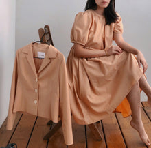 將圖片載入圖庫檢視器 品牌經典 Apricot Dress 杏桃色 / 有如夏天第一口杏桃般的青澀 蝴蝶結綁帶澎袖洋裝
