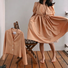 將圖片載入圖庫檢視器 品牌經典 Apricot Dress 杏桃色 / 有如夏天第一口杏桃般的青澀 蝴蝶結綁帶澎袖洋裝