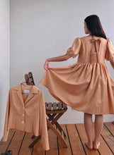 將圖片載入圖庫檢視器 品牌經典 Apricot Dress 杏桃色 / 有如夏天第一口杏桃般的青澀 蝴蝶結綁帶澎袖洋裝