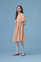 將圖片載入圖庫檢視器 品牌經典 Apricot Dress 杏桃色 / 有如夏天第一口杏桃般的青澀 蝴蝶結綁帶澎袖洋裝
