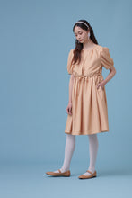 將圖片載入圖庫檢視器 品牌經典 Apricot Dress 杏桃色 / 有如夏天第一口杏桃般的青澀 蝴蝶結綁帶澎袖洋裝

