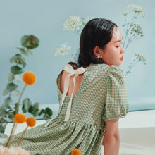 將圖片載入圖庫檢視器 品牌經典 Apricot Dress 綠格色 / 有如夏天第一口杏桃般的青澀 蝴蝶結綁帶澎袖洋裝
